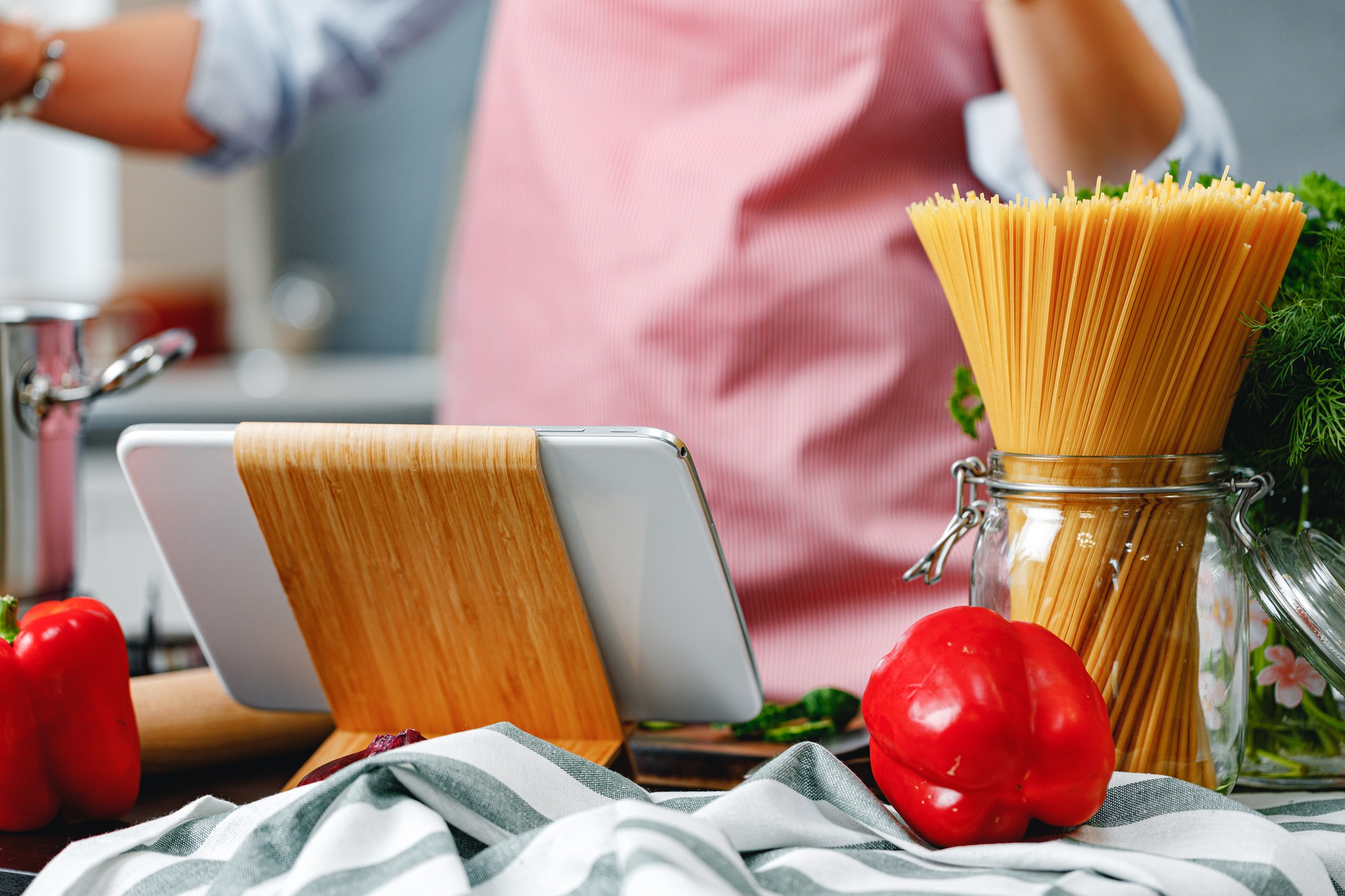 Cucina domestica con ingredienti freschi e strumenti