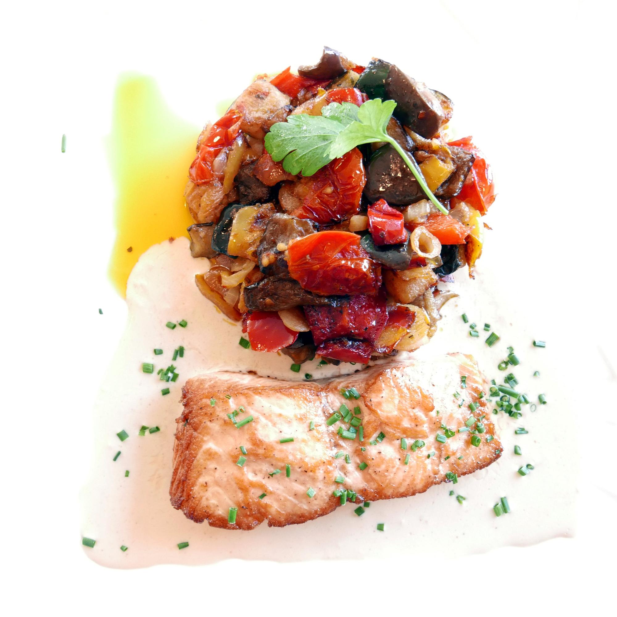 Piatto mediterraneo con colori vividi