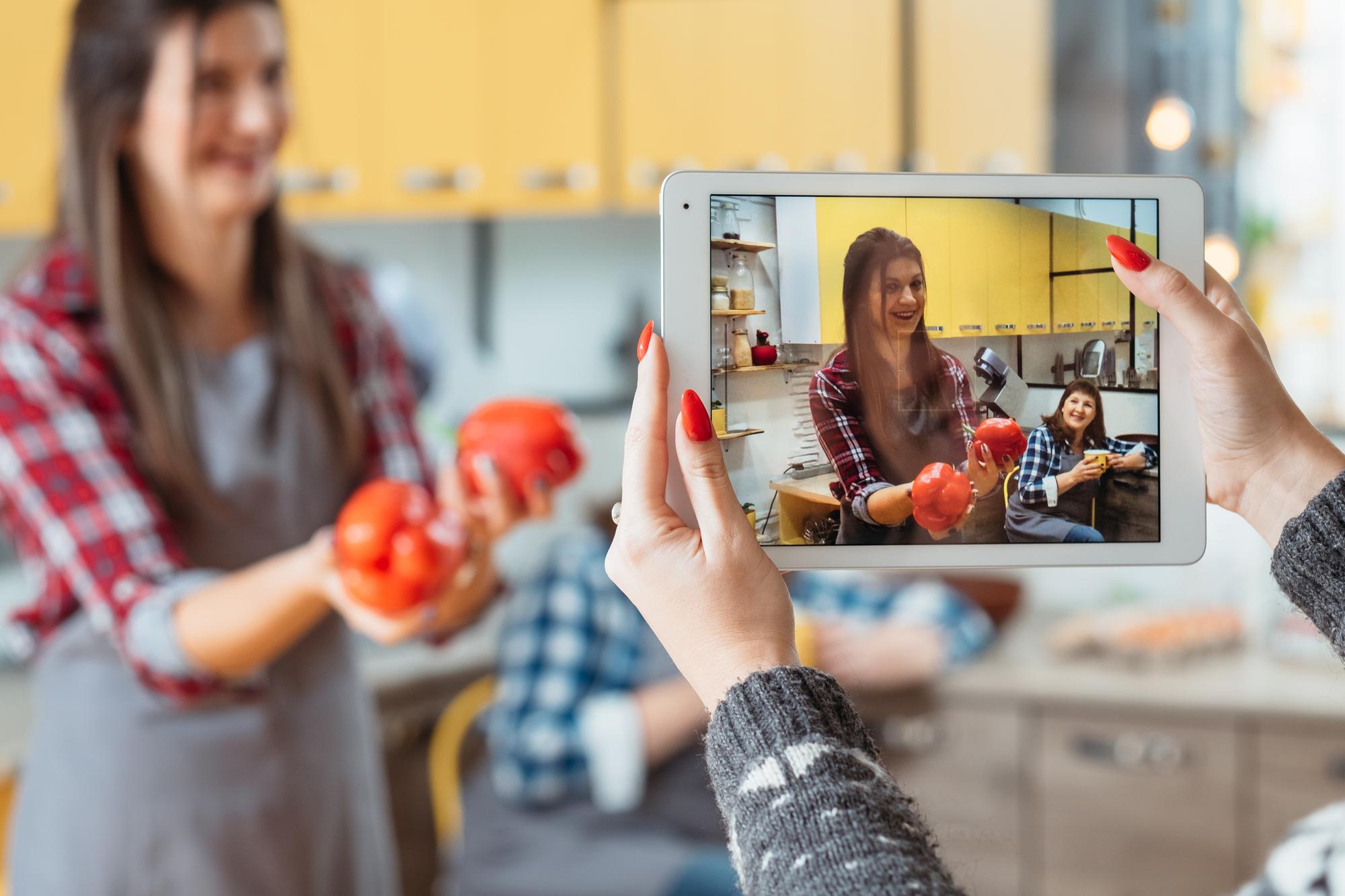 Studente online che segue una lezione di cucina