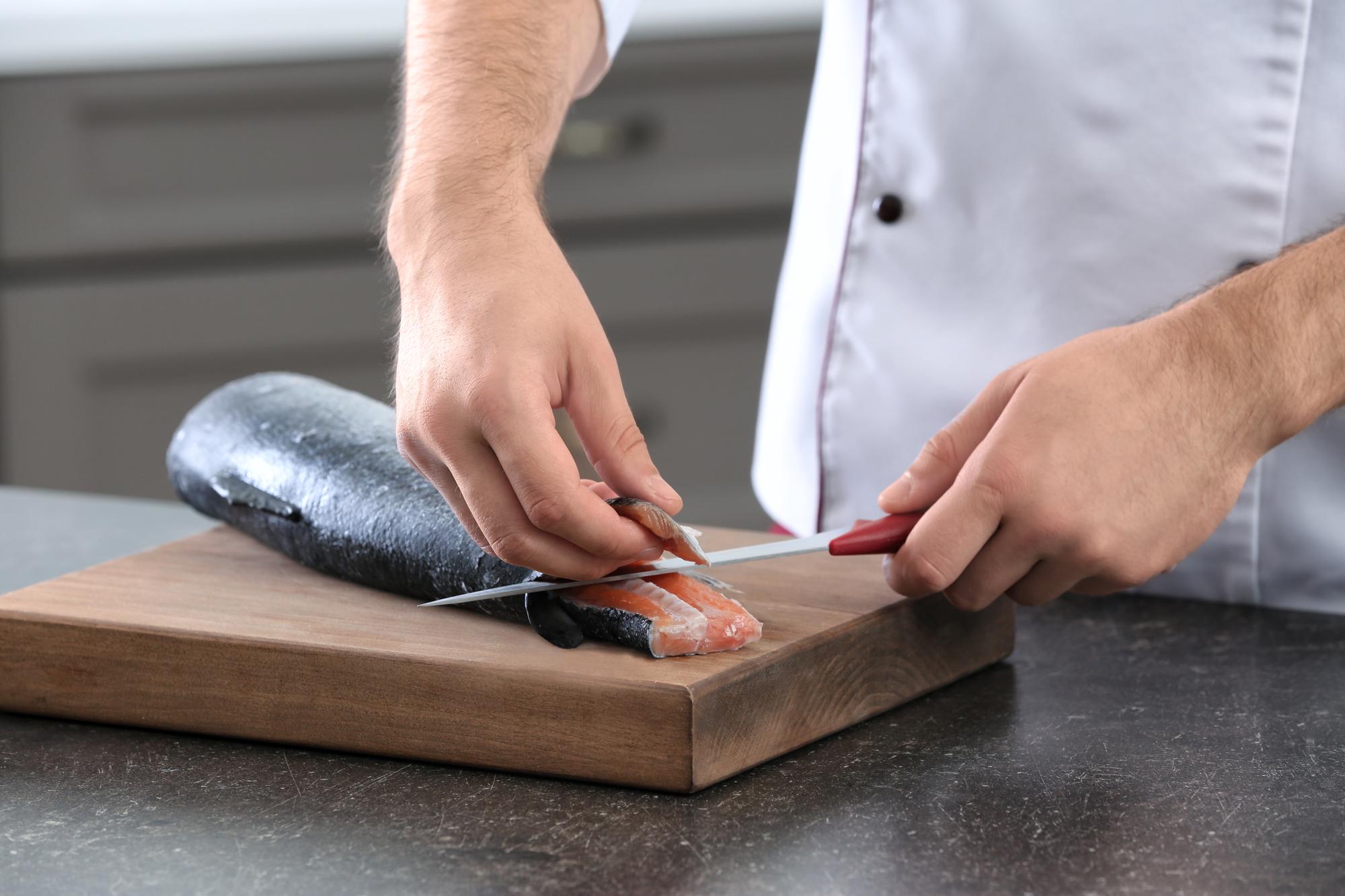 Dettaglio di tecnica di taglio con coltello professionale